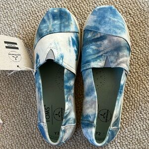 Youth TOMS Shoes Size 2